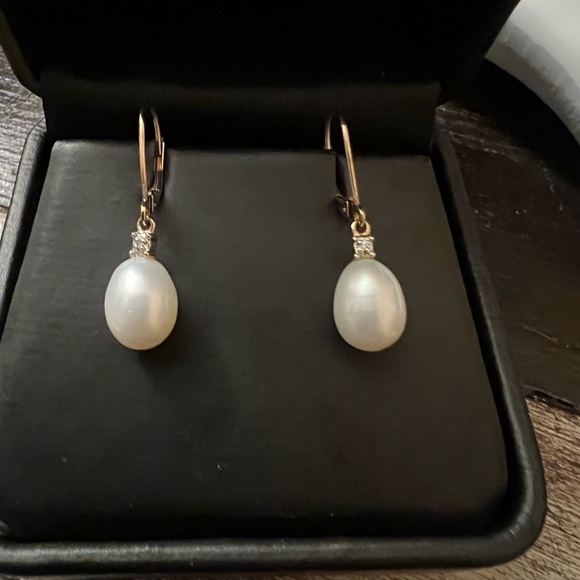 10k gold pear and diamond earrings. - Picture 1 of 4